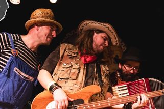 NAŽIVO: Lufťáci křest prošpikovali táborákem i covery Depeche Mode či The Prodigy